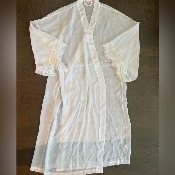 La Vie en Rose - White Robe - Picture 1 of 2